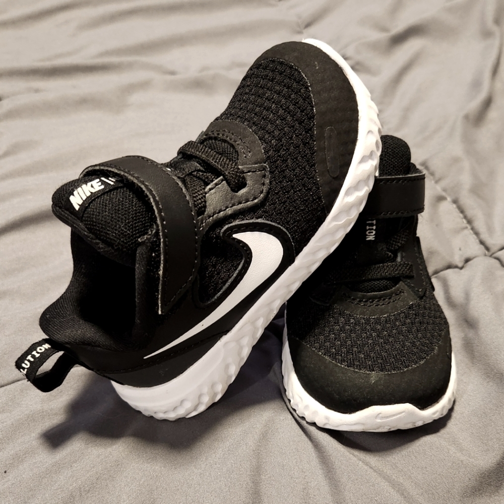 Toddler nikes size 6c